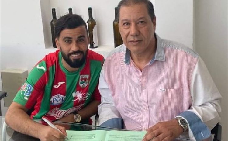 Le président du stade Tunisien signe pour Hassan Messaadi Mr Jalel Ben Aissa signe pour le joueur Hassan Messaadi